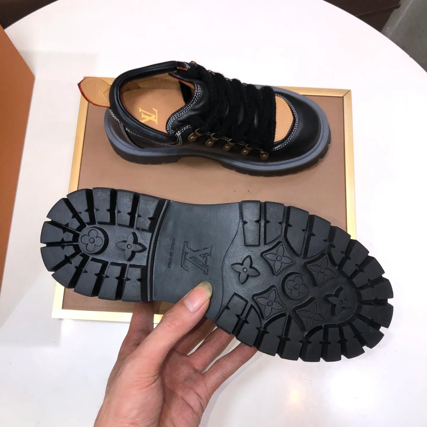 Men's shoes 💰660💰 LV Louis Vuitton 2025 autumn and winter new couple's new style, the original version is developed one to one, retro fashion, handsome and cool mountaineering derby shoes are out of stock 👍 💎 Material: imported first-layer cowhide 💎 Lining: imported lambskin 💎 Outsole: original molded TR non-slip sole 💎 Bottom height: 3.5cm 💎 Shoe size: 35-45 for both men and women